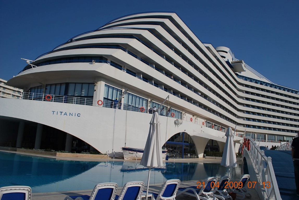 imagini hotel TITANIC LARA